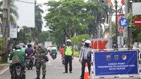 Petugas gabungan dari Dishub, Polisi dan TNI berjaga di kawasan Cinere yang merupakan perbatasan Kota Depok. Grandyos Zafna/detikcom.