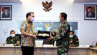 Regional CEO Bank Mandiri Jakarta IV Harry Gale bersama Wakil Kepala RSPAD Gatot Subroto Brigjen TNI dr. Albertus Budi Sulistya, Sp. THT-KL., MARS menyerahkan dana klaim asuransi jiwa AXA Mandiri kepada orangtua perawat RSPAD yang meninggal saat melayani pasien COVID-19 di Jakarta, Rabu (15/4). Foto: dok. RSPAD