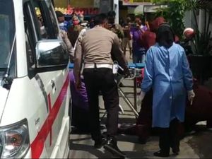 Tukang Becak Meninggal Saat Bawa Penumpang, Petugas Evakuasi Pakai APD