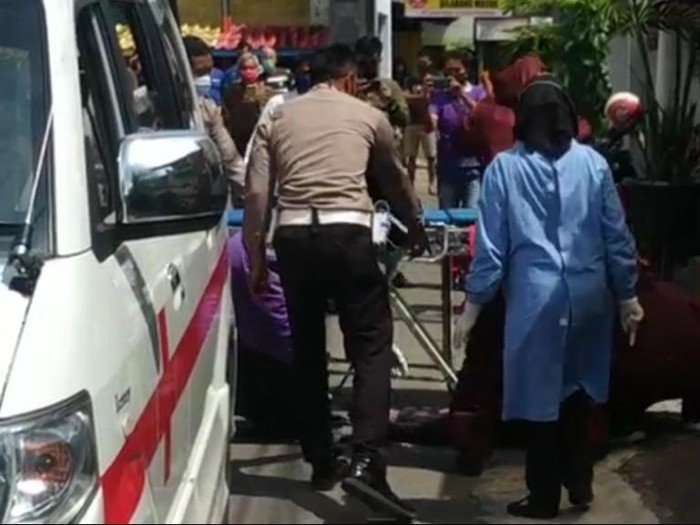 Tukang becak di Kota Pasuruan yang tengah membawa penumpang tiba-tiba terjatuh dan meninggal. Peristiwa ini membuat warga panik, khawatir korban meninggal karena Corona.