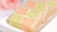 Kue bolu ringan dan lembut ini cukup populer di Inggris. Kue Battenberg punya tampilan unik dan khas dengan bagian dalam berupa kotak-kotak dadu berbeda warna. Rasa manis kue ini berasal dari selai buah.  Foto: instagram