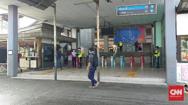 Stasiun Depok Baru sepi ketika PSBB berlaku mulai hari ini, Rabu (15/4).