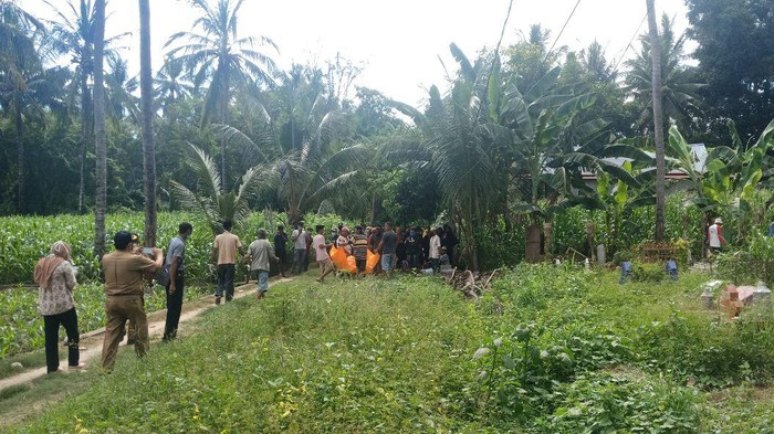 Proses evakuasi jasad nenek di Wajo yang ditemukan meninggal di samping rumah (dok. istimewa)