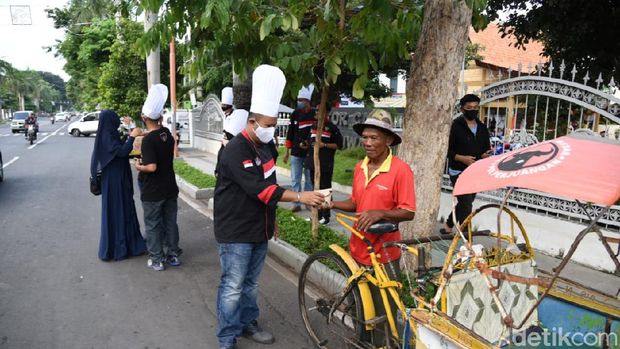 Masakan di dapur umum dibagikan ke warga