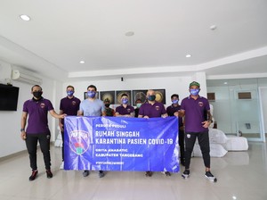 Persita Serahkan Bantuan di Lokasi Penampungan Pasien COVID-19