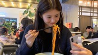 Lihat gaya Han So-hee saat makan mie ini, ia sampai mengabadikan momen dirinya sendiri saat menghabiskan mie bermangkuk besar dihadapannya. Foto: Instagram @xesoxee