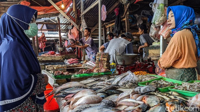 Pedagang beraktifitas seperti hari-hari biasa di tengah pandemi COVID-19, di Pasar Jombang, Ciputat, Kota Tangerang Selatan (Tangsel), Banten (15/4/2020).
