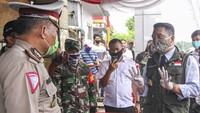 Kunjungan Gubernur ke kota Depok tersebut untuk memastikan pelaksanaan PSBB di Kota Depok berjalan dengan baik. ANTARA FOTO/Asprilla Dwi Adha. 