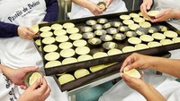 Adonan pastry dibentuk langsung menggunakan tangan saat dipindahkan ke dalam cetakan untuk menjaga autentik tekstur dari kue tart ini. Foto: Istimewa