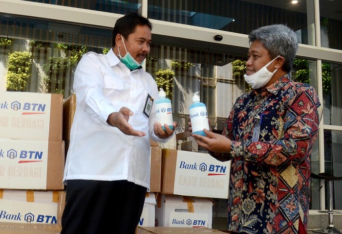 Masker-Hand Sanitizer untuk Lingkungan Terdampak Sedikitnya 16.000 masker dan 400 botol hand sanitizer akan diteruskan oleh Kementrian PUPR ke lokasi terdampak COVID-19 lewat program Bina Lingkungan.