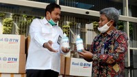 Bank BTN sebagai mitra bisnis Kementrian PUPR menyerahkan bantuan 16.000 masker dan 400 botol handsanitizer yang akan diteruskan oleh Kementrian PUPR ke lokasi terdampak COVID-19. Bantuan yang diserahkan BTN tersebut merupakan bentuk kepedulian dalam penanganan dan pencegahan pandemi Corona melalui Program Bina Lingkungan yang dikelola oleh perseroan. Foto: dok. Kemen PUPR