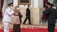 Sama seperti Jokowi, Anies pun ikut memberikan ucapan selamat tanpa berjabat tangan.