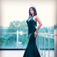 Cantik, pintar, berprestasi dan baik hati menjadi gambaran dari Miss World Malaysia 2019 Nisha Thayananthan. Nisha yang berprofesi sebagai dokter kini menjadi garda depan dalam membantu penanganan Corona di Malaysia.  Foto: dok. Instagram