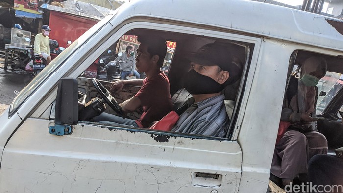 Sebagian pengendara sepeda motor dan sopir angkutan umum beraktifitas tanpa menggunakan masker pelindung di Jl Jombang-Sudimara,  Kota Tangerang Selatan.