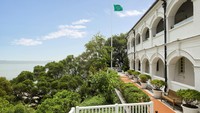 Di ujung utara Tai O ada bekas kantor polisi yang diubah menjadi Tai O Heritage Hotel. Sembilan kamar kelas atas jadi andalannya. Hotel ini tetap buka meski berada di tengah penurunan jumlah kunjungan turis (Foto: CNN)
