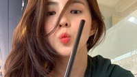 Karena perannya yang sebagai pelakor itulah, membuat namanya menjadi trending di media sosial. Rupanya, banyak netizen yang terbawa suasana sehingga ikut kesal dengan perlakuan Han So-hee dalam film tersebut. Foto: Instagram @xesoxee