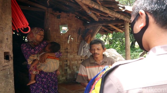 Polisi Sukabumi beri bantuan ke warga terdampak Corona