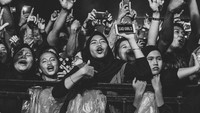 Berbagai kalangan langsung terhanyut dan bernyanyi bersama. 