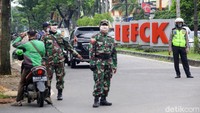 Kendaraan yang keluar masuk wilayah Depok dibatasi dan harus melewati check point saat PSBB diberlakukan.