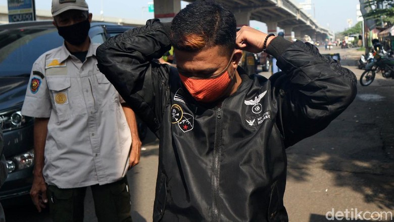 Penerapan PSBB Kota Bekasi Petugas gabungan TNI, Polri, Dishub dan Satpol PP melakukan pemeriksaan cek point penerapan aturan Pembatasan Sosial Berskala Besar (PSBB) di Pasar Sumber Arta, Kalimalang, Kota Bekasi, Jawa Barat, Rabu (15/4/2020).
