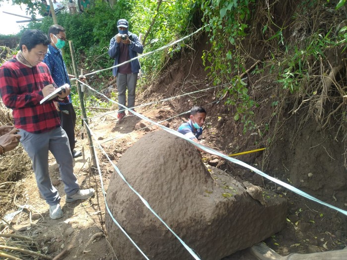 Penggali Tanah Uruk Temukan Batu Pipi Candi di Situs Kumitir Mojokerto