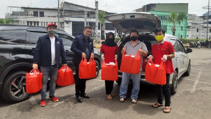 Wartawan yang tergabung dalam Jaringan Jurnalis Kristiani membagi-bagikan makanan kepada pekerja harian di sekitar Jakarta.