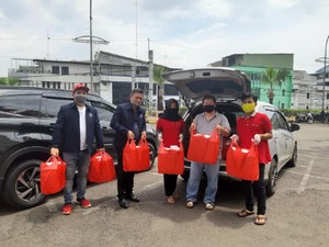 Jurnalis Bagikan Makanan ke Pekerja Harian di Jakarta yang Terdampak Corona