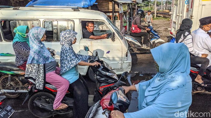 Sebagian pengendara sepeda motor dan sopir angkutan umum beraktifitas tanpa menggunakan masker pelindung di Jl Jombang-Sudimara,  Kota Tangerang Selatan.