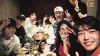 Sebelum memainkan drama Korea berjudul The World of the Married, Han So-hee juga pernah memainkan drama lain yang berjudul 100 Days My Prince pada 2018 lalu. Dan ini keseruan Han So-hee bersama dengan pemain lainnya saat makan bareng.  Foto: Instagram @xesoxee