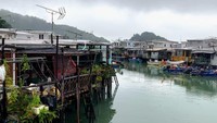 Desa nelayan Tai O dapat dikenali dengan adanya rumah-rumah panggung kuno berbahan kayu. Ada pertokoan di gang sempit yang menjual keranjang anyaman dan bahan makanan laut kering (Foto: CNN)