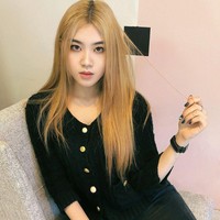 Kemiripan gayanya dengan Rose sayangnya tak hanya mendatangkan follower dan like tapi juga komentar-komentar kurang menyenangkan. Allissa mengatakan jika ia diserang oleh beberapa fans Blackpink. Foto: Instagram @allissashin