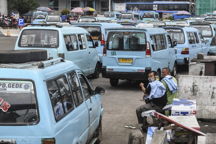 Warga menumpang angkutan umum di Terminal Kampung Melayu, Jakarta, Rabu (15/4/2020). Ketua Organda DKI Shafruhan Sinungan mengatakan dari sekitar 85.900 kendaraan yang berada di bawah naungannya, hanya 8.000-8.600 unit yang masih dapat beroperasi hal tersebut disebabkan jumlah penumpang turun drastis karena sebagian besar orang kini lebih banyak di rumah mengikuti imbauan pemerintah dan penerapan PSBB. ANTARA FOTO/Muhammad Adimaja/aww.