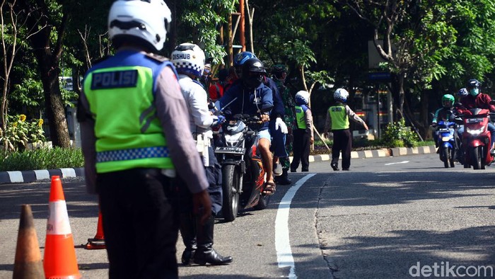 Begini suasana Pada hari pertama penerapan Pembatasan Sosial Berskala Besar (PSBB) di Kota Depok dengan melakukan Chek Point oleh polisi saat pemeriksaan sejumlah kendaraan di Bundara Fly Over UI, Depok, Jawa barat, Rabu (15/4/2020).  Banya pengendara yang masih mematuhi peraturan PSBB oleh Pemkot Kota Depok