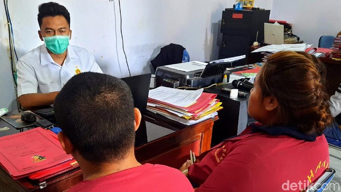 Polisi mengamankan sepasang suami istri di Bondowoso yang diduga telah melakukan penipuan bermodus penjualan gula. Penangkapan dilakukan setelah keterangan saksi dan barang bukti dikumpulkan.
