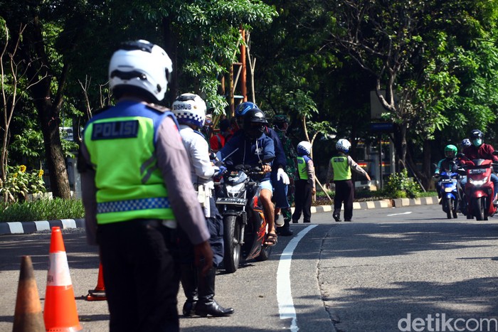 Pembatasan Sosial Berskala Besar (PSBB) mulai diterapkan di wilayah Jawa Barat. Mula dari Depok, Bogor hingga Bekasi.