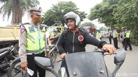 Namun masih ada juga beberapa pengendara yang masih tak bermasker.