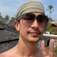 Artis selanjutnya yang berjemur di atas genting rumahnya adalah Dimas Beck. Presenter Demen Makan di Trans TV itu menuliskan beberapa manfaat dari berjemur saat mengunggah kegiatan yang dilakukannya di atap rumahya itu. Berjemur, penting! Vitamin D di hasilkan oleh kulit, dengan kolesterol dalam tubuh yang di rubah jadi energi. Juga untuk anti depresan alami, juga memperbaiki jam tidur karena body-clock kita benar juga..dan yang paling penting akhirnya jadi sistem imum yang lebih baik. 🏻 semangat guys! tulis Dimas Beck. Foto: instagram @dimasbeck