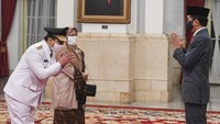 Usai pelantikan Jokowi tampak memberikan selamat ke Riza Patria menggunakan protokol Corona, tanpa berjabat tangan.