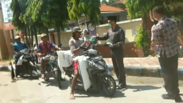 Pembagian masker ke pengguna jalan/