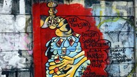 Ada juga mural yang mengajak warga selalu mencuci tangan.