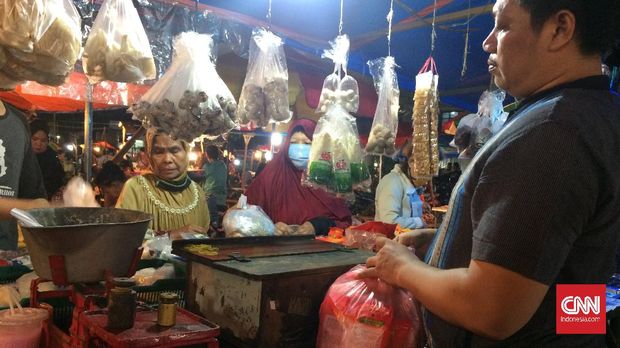 Salah seorang pembeli dan penjual yang tak mengenakan masker di lapak Pasar Kebayoran Lama. (