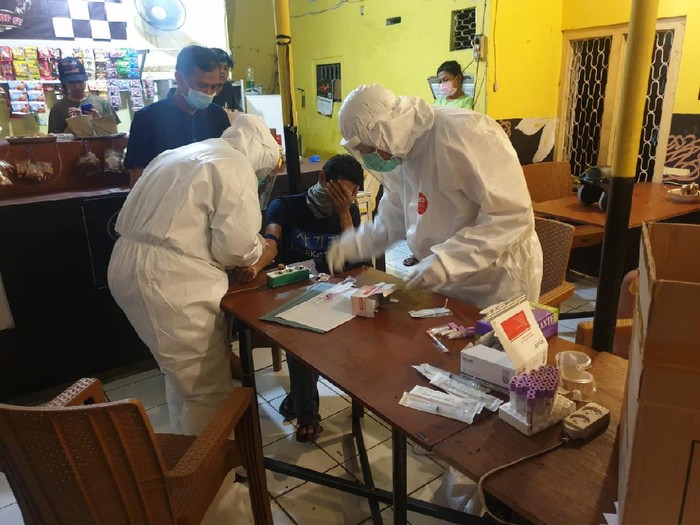 Cafe Tempat Dua Warga yang Nongkrong Positif Corona Saat Rapid Test Ditutup