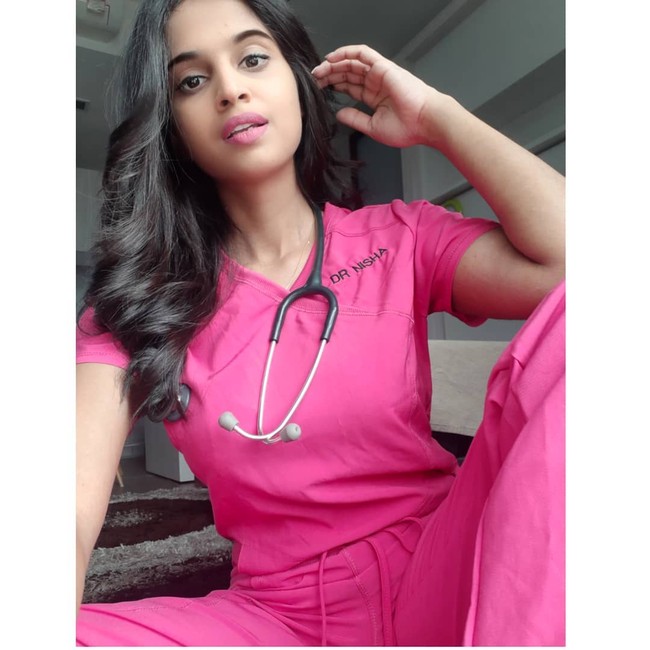 Nisha Thayananthan menjadi tim medis di garda depan. Ia bekerja di rumah sakit Putrajaya yang saat ini menangani banyak pasien Corona.  Foto: dok. Instagram