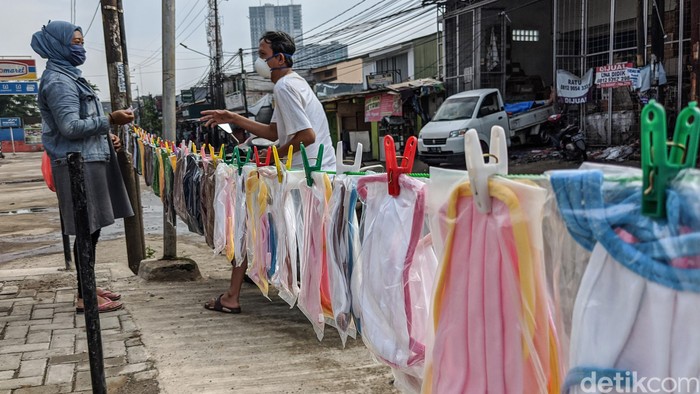 Pedagang Masker Kain di Tengah Pandemi Corona Para pedagang berjualan masker kain di kawasan Pasar Jombang Sudimara, Kota Tangerang Selatan (Tangsel), Banten (15/4/2020). Pedagang masker kain marak sebagai dampak pandemi COVID-19 dan kewajiban bermasker selama masa PSBB. Masker kain dijual dengan harga mulai Rp 5.000 hingga Rp 15.000 tergantung bahan dan jumlah lapisan kain.