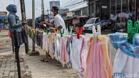 Para pedagang berjualan masker kain di kawasan Pasar Jombang Sudimara, Kota Tangerang Selatan, Banten (15/4/2020).
