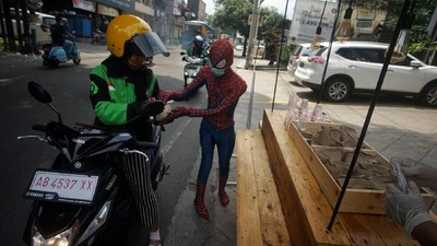 Di Yogya, Ada Spiderman Bagi-bagi Nasi Bungkus Lho