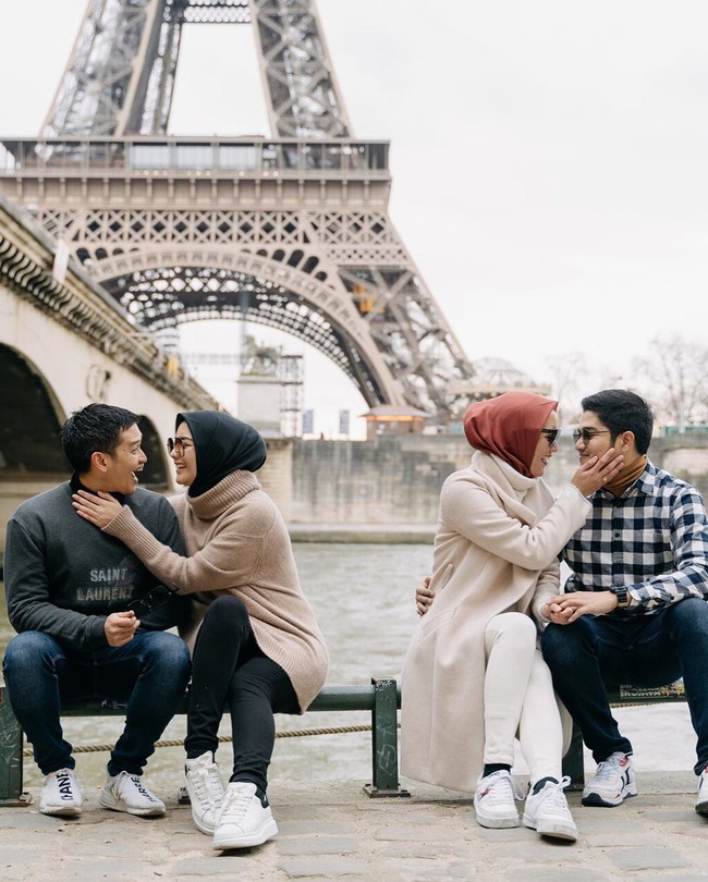 Selain itu, keduanya pun pernah berbulan madu bersama dengan pasangan masing-masing ke Belanda dan Prancis. Nampak kehangatan kedua pasangan ini yang foto dengan latar belakang Menara Eiffel. Foto: instagram @ericaputrii