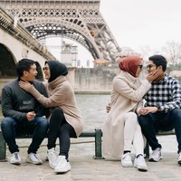 Selain itu, keduanya pun pernah berbulan madu bersama dengan pasangan masing-masing ke Belanda dan Prancis. Nampak kehangatan kedua pasangan ini yang foto dengan latar belakang Menara Eiffel. Foto: instagram @ericaputrii