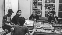 Rindu dan patah hati melebur melalui lagu lagu berbahasa Jawa tersebut.