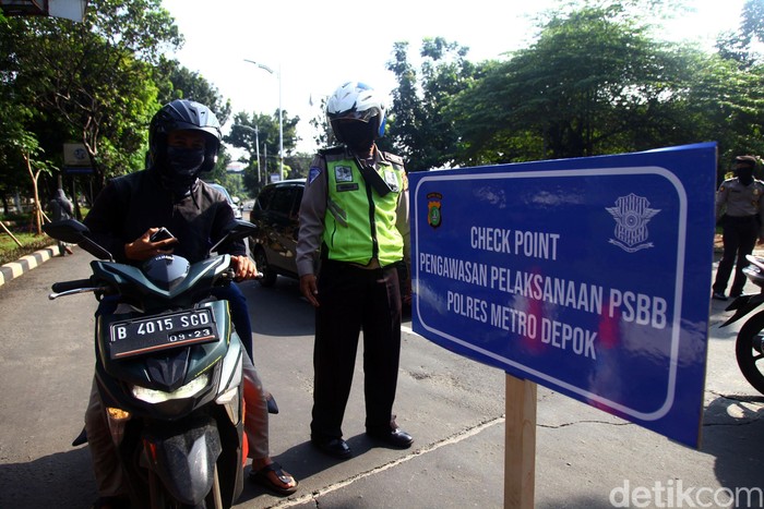 Hari pertama PSBB di Depok Begini suasana Pada hari pertama penerapan Pembatasan Sosial Berskala Besar (PSBB) di Kota Depok dengan melakukan Chek Point oleh polisi saat pemeriksaan sejumlah kendaraan di Bundara Fly Over UI, Depok, Jawa barat, Rabu (15/4/2020). Banya pengendara yang masih mematuhi peraturan PSBB oleh Pemkot Kota Depok